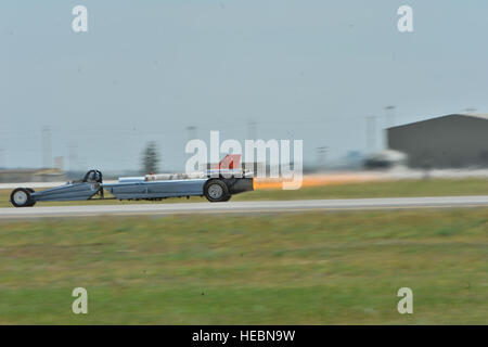 Bill Braack Laufwerke Rauch-N-Thunder jet Auto während einer Aufführung während SkyFest 2014 bei Fairchild Air Force Base, Wash., 1. Juni 2014. Das Jet-Auto verfügt über eine J34-48-Engine, die ursprünglich in der Buckeye North American T-2A-Flugzeugen verwendet. Das Jet-Auto hat 10.000 PS und 6.000 Pfund Schub mit einem Nachbrenner. Die Jet-Auto-Rennen bei Geschwindigkeiten nahe fast 400 km/h. Während der Aufführung Braack 4,5 Gs zieht, beim beschleunigen und Erlebnisse 11 Gs negativer Kraft, wie das Auto zum Stillstand kommt. (US Air Force Foto von Staff Sgt. Veronica Montes/freigegeben) Stockfoto