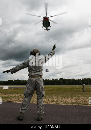 Staff Sgt Timothy Kennedy Marschälle einen lettische Mi-8 Hubschrauber in einem Teil des Schleuder-Ladevorgänge training während des Luftwaffe-spezifischen Teils von Saber Strike 17. Juni 2014, auf Lielvarde Air Base, Lettland. In der letzten Juliwoche Saber Strike 2014 ausgebildet 435. Kontingenz Response Group, in Verbindung mit der 37th Airlift Squadron auf den vollen Funktionsumfang, die lettische Air Base zu öffnen. Sie trainiert auch mit lettischen und estnischen Soldat innen auf Flugplatz Betrieb, Befehl und Steuerung von Luft und Weltraumstreitkräfte, Wetter-Unterstützung und Schutz der Einsatzkräfte, Flugzeugwartung, Stockfoto