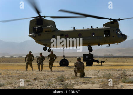 US-Soldaten, zugewiesene 1569th Transportation Company, klar ein Chinook nach richtig einhaken eine Schlinge Last im Camp Marmal, Afghanistan, 30. Juni 2014. Bravo Company, 1. Bataillon, 169. General Support Aviation Battalion, eine CH-47F Chinook Schwerlast-Hubschrauber-Einheit bestehend aus Georgia und Alabama Gardisten, Luftunterstützung für die Ausbildung vorgesehen. Die Ausbildung kann verwendet werden, um Übergang Operationen aus Afghanistan zu unterstützen. (Foto: U.S. Air Force Senior Airman Sandra Welch) Stockfoto