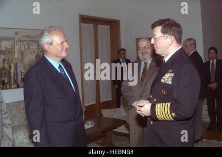 Admiral T. Joseph Lopez, US Navy, Allied Forces Southern Europe, United States Naval Forces Europe und Kommandant der Implementation Forces (IFOR) und der serbische Präsident Slobodan Milosevic machen ihre abschließenden Bemerkungen zueinander nach ihrer ersten Begegnung.  Admiral Lopez wird dann vom Vorsitz Gebäude fahren und lassen Belgrad für Sarajevo, Sitz der IFOR.  IFOR Unfallhilfe in Bosnien zur Unterstützung der Operation JOINT ENDEAVOR (der internationalen Friedensmission in Bosnien). Stockfoto