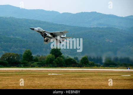 Slowakische Luftwaffe MiG-29 zieht eine Antenne Demonstration während der slowakischen International Air Fest, 2. September 2012, Sliac, Slowakei durchführen. Flugzeuge aus ganz Europa und Asien nahmen an der Flugschau mit Displays und Luftaufnahmen Demonstrationen. (US Air Force Foto von Master Sergeant Greg Steele/freigegeben) Stockfoto