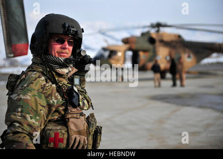 Senior Master Sgt. Todd Peplow, ein Mi-17 Hubschrauber-Schütze aus der 438th Air Expeditionary Advisory Squadron, wartet da verletzte Dorfbewohner aus seinem Mi-17 Hubschrauber zu warten auf Krankenwagen in Faizabad, Afghanistan 24. Januar 2012 durchgeführt werden. Amerikanischen und afghanischen Soldaten durchgeführt eine Rettungsmission in der Provinz Badakhshan, nach eine Lawine gefangen und Mitglieder von Shewa Dorf verletzt. (Foto der US Air Force / Master Sergeant Shane A. Cuomo) Stockfoto