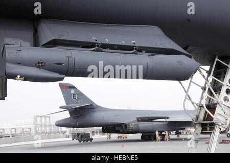 Ein Sniper Advanced Targeting Pod hängt von den Unterleib der ein B-1 b Lancer nach einer letzten Mission in Südwestasien 5. August. Sniper-ATP bietet verbesserte Zielidentifizierung für Flugpersonal, so dass sie zu erkennen und zu analysieren, Ziele auf dem Boden über Echtzeit-Bildern. (US Air Force Foto/Staff Sergeant Darnell Cannady) Stockfoto