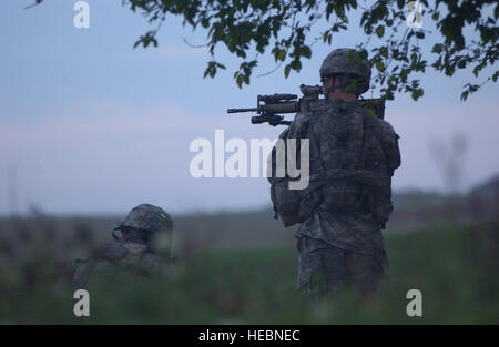 US Army Spc. Tommy Banken, ein Scharfschütze mit 7. Kavallerie-Regiment, 2. Bataillon, 1. Kavallerie-Division, 4th Brigade Combat Team sucht nach feindlichen Scharfschützen auf den antiken Ruinen von Ninive in Mosul, Irak, 4. April 2007. (Foto: U.S. Air Force Staff Sgt Vanessa Valentine) (Freigegeben) Stockfoto