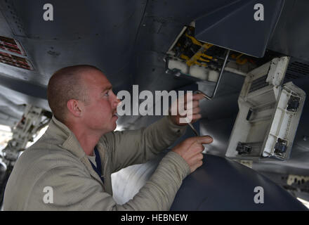 US Air Force Airman 1st Class Zachary Suttles, ein Crewchef zugewiesen die 494 Aircraft Maintenance Unit aus der Royal Air Force Lakenheath, England, führt die Wartung auf ein F-15E Strike Eagle Doppel-Rolle Jagdflugzeug 8. Juni 2016, während rote Fahne-Alaska (RF-A) 16-2 Eielson Air Force Base, Alaska. RF-A ist ein Pacific Air Forces unter der Regie von Kommandant Feld training Übung für US und Verbündete Kräfte, gemeinsame offensive gegen Luft, Verbot, Luftnahunterstützung, und große Kraft Beschäftigung Ausbildung in einer simulierten Umgebung bekämpfen. (Foto: U.S. Air Force Airman Isaac Johnson) Stockfoto