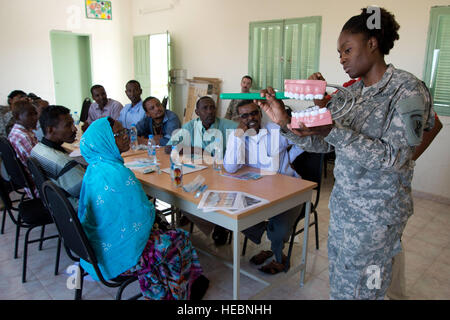 US Armee Sgt. Renisha Perry, 448th Civil Affairs Bataillon Spezialität Funktionsteam Zahnarzthelferin, bereitgestellt von Fort Eustis, Virginia, zeigt, wie richtig in einem erste-Hilfe-Workshop für Grundschullehrer Dikhil, Dschibuti, 30. Oktober 2012 Zähneputzen. US-Armee Soldaten aus dem 448th CA-Bataillon und zugewiesen, kombiniert Joint Task Force-Horn von Afrika eine Partnerschaft mit der Dikhil Office of Education, beste ärztliche und zahnärztliche Praxis mit 40 Djiboutian Instruktoren aus vier Grundschulen der Bezirk zu teilen. (US Air Force Foto von Staff Sgt. Christopher Ruano/freigegeben) Stockfoto