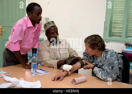 Younouf Oman und Assoweh Kahim, Grundschullehrer in Dikhil, Dschibuti, verwenden Sie eine Blutsperre auf US Army 1st Lt. Chrystal Buchanan, 448th Civil Affairs Bataillon Spezialität Funktionsteam Arzthelferin bei einem erste-Hilfe-Workshop vom 28.-31. Oktober 2012 statt. US-Armee Soldaten aus dem 448th CA-Bataillon und zugewiesen, kombiniert Joint Task Force-Horn von Afrika eine Partnerschaft mit der Dikhil Office of Education, beste ärztliche und zahnärztliche Praxis mit 40 Djiboutian Instruktoren aus vier Grundschulen der Bezirk zu teilen. (US Air Force Foto von Staff Sgt. Christopher Ruano/freigegeben) Stockfoto