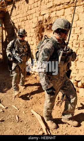 KHOST Provinz, Afghanistan - US Armee Sgt. Joshua Smith (links), Infanterist und 1st Lt. Kevin Jewell, Jr., Zugführer, sowohl vom 1. Suadron, 40. Kavallerie-Regiment, 4th Brigade Combat Team, 25. Infanterie-Division, aus Fort Richardson, Alaska, löschen und suchen die "Taliban Hotel," eine Safehouse von Aufständischen Kämpfer infiltrieren Afghanistan, Dez. 18 genutzt. 1-40. CAV Rgt. Soldaten eine Partnerschaft mit dem 707th Explosive Verordnung Entsorgung Team aus Fort Lewis, Washington, und afghanischen nationalen Sicherheitskräfte, die Safehouse zu ebnen. (Foto: U.S. Air Force Staff Sgt Stephen J. Ote Stockfoto