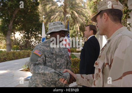 Dschibuti - gratuliert Command Master Chief Petty Officer Roy M. Maddocks Armee spec Peter P. Irungu nach ein US-Staatsbürger während einer militärischen Einbürgerung Zeremonie in der amerikanischen Botschaft März 13. Irungu, Nairobi, Kenia, native, ausgewandert in die Vereinigten Staaten im Januar 2004 und trat in die Armee acht Monate später.  Irungu, der jetzt Malden, Mass., Heimat nennt, ist eine Versorgung-Spezialist für 1. Bataillon, 3. Infanterie, Delta Company. Seine Einheit ist aus Fort Myer, Virginia US Air Force Foto von Staff Sgt. Jennifer Redente (freigegeben) bereitgestellt. Stockfoto