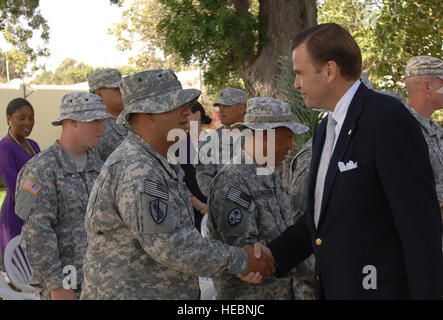 Botschafter W. Stuart Symington gratuliert Armee Spc. Markus N. Manabat nach der Einnahme der Treueid während einer militärischen Einbürgerung Zeremonie in der amerikanischen Botschaft März 13. Symington ist der US-Botschafter in Dschibuti und Manabat, Mangialo, Guam, native, ein MG-Schütze für 294th Infanterie (Licht), Delta Company, 3rd Platoon, 1. Bataillon, 3. Kader. Stockfoto