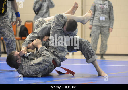 Sgt. Christopher Thomas, der Alaska Army National Guard, roter Gürtel und Sgt. Ulysses Mittlestad, von der Idaho Army National Guard, Schlacht während ihrer Combatives Wettbewerb Teil der Region 6 besten Krieger Wettbewerb am 6. Juni um Camp Gilbert C. Grafton, in der Nähe von Devils Lake, N.D. Die Army National Guard regionalen Wettbewerb ist ein Test der verschiedenen soldatische Fähigkeiten und Kenntnisse. Die Region 6 besten Krieger Wettbewerb enthalten Soldaten aus Alaska, Washington, Oregon, Idaho, Montana, Wyoming, North Dakota und South Dakota. (DoD Foto von Senior Master Sergeant David H. Lipp) (Freigegeben) Stockfoto