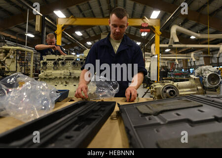 US Army Warrant Officer Lewis Bryce, 2. Personal und Fakultät Firma Marine Engineering Officer Basic Kurs Student sammelt Tools einen Tune-up auf einen Dieselgenerator Landing Craft Utility-2000 in Fort Eustis, Virginia, 21. Mai 2015 durchzuführen. Tune-ups sind jährliche Leistungen auf Generatoren sowie für die meisten anderen Armee-Schiffen und Boot-Generatoren. (US Air Force Foto von Staff Sgt. Natasha Stannard/freigegeben) Stockfoto