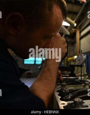 US Army Warrant Officer Lewis Bryce, 2. Personal und Fakultät Firma Marine Engineering Officer Basic Kurs Student, prüft den Drehmomentwert von Injektoren und Ventile einen Dieselgenerator Landing Craft Utility-2000 in Fort Eustis, Virginia, 21. Mai 2015.  Während des Kurses lernen Sie Warrant Officers an Bord jeder Klasse der Armee Schiffe zu konstruieren. (US Air Force Foto von Staff Sgt. Natasha Stannard/freigegeben) Stockfoto