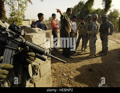 US-Soldaten treffen mit lokalen Dorfbewohnern 30 Juni in Al Wahida, Irak. Soldaten der 97. Civil Affairs Bataillon, 95. Civil Affairs Brigade und Charlie Kompanie, 1. Bataillon, 15. Infanterie-Regiment, 3. Brigade, 3. Infanterie-Division, zusammen mit irakischen nationalen Polizei traf sich mit Dorfbewohnern und Bedenken haben sie vielleicht über Sicherheit, Bildung, Strom, Wasser und Gesundheit zu bewerten. Stockfoto