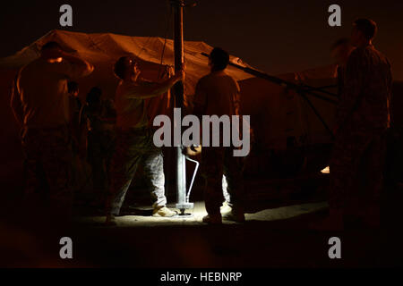 US-Armee Soldaten mit dem 1. kombiniert Arme Bataillon, 63. Armor Regiment, 2nd Armored Brigade Combat Team Konstrukt einer Multi-direktionale Antenne während der Bereitstellung regional ausgerichtet Kräfte (RAF) Bohren am Camp Lemonier, 29. Juli 2013. RAF ist eine Initiative der US-Armee zur Verfügung zu stellen Kampfkommandanten schnell einsetzbare Kräfte, die überall in der Welt in einem Augenblick verlagern können. Die 1-63.-Kabine ist derzeit zugeordnet zu kombiniert Joint Task Force-Horn von Afrika und ist eines der ersten Geräte im Rahmen der neuen Initiative bereitstellen. (U.S. Air Force Photo/techn. Sgt Chad Thompson) Stockfoto