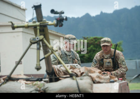 Betreiben Sie US Armee Sgt. Richard Ruiz, rechts, und Spc. Cyle Maikfanz, links, beide mit der 25. Infanterie-Division, eine 710 Kobra während der Pazifik bemannt unbemannte – Initiative 22. Juli 2016, im Marine Corps Training Bereich Balg, Hawaii. PACMAN-ich bot Gelegenheit für Soldaten, eine Partnerschaft mit Organisationen und Einrichtungen wie z. B. das Manöver Center of Excellence und die US Armee Tank Automotive Forschung, Entwicklung und Engineering Center, um neue Technologien im Bereich in praktischen Übungen zu testen. (Foto: U.S. Air Force Staff Sgt Christopher Hubenthal) Stockfoto