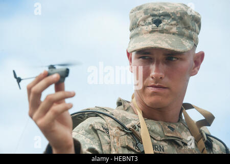 US Army Spc. Logan Fishburn, 25. Infanterie-Division, 2. Bataillon, 27. Infanterie-Regiment, 3rd Brigade Combat Team testet einen unbemannten PD-100 während der Pacific bemannt unbemannte – Initiative 22. Juli 2016, im Marine Corps Training Bereich Balg, Hawaii. PACMAN-ich bot Gelegenheit für Soldaten, eine Partnerschaft mit Organisationen und Einrichtungen wie z. B. das Manöver Center of Excellence und die US Armee Tank Automotive Forschung, Entwicklung und Engineering Center, um neue Technologien im Bereich in praktischen Übungen zu testen. (Foto: U.S. Air Force Staff Sgt Christopher Hubenthal) Stockfoto