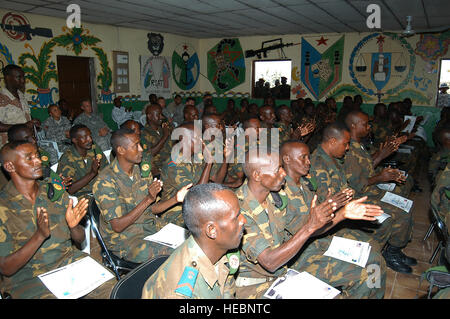 Ein krähte Zimmer von Absolventen und Gäste applaudieren 60 Djiboutian Soldaten für ihre harte Arbeit während der in der Lage Dart 08-01-Tadjoura Train-the-Trainer Kurs Abschlussfeier im Regiment Inter Armee Tadjoura zusammengesetzte Jan. 21. Die Soldaten lernten Fähigkeiten auf Anti - counter terrorism Taktik während ein 10-Wochen-Kurs. Die an militärischer Ausbildung ist Teil der CJTF-HOA Mission ist es, Konflikte zu vermeiden, Förderung der regionalen Stabilität und Koalition Interessen zu schützen, um sich gegen Extremismus durchzusetzen. Stockfoto