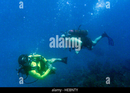 John Thompson, Präsident der Soldaten Unternehmen Behinderte Scuba, schwimmt neben ehemaliger Army Staff Sgt Thomas Davis beim Tauchen vor der Küste der Naval Station Guantanamo Bay 27. August 2010. Davis kam GTMO mit SEIFENLAUGE, im Freiwasser tauchen zertifizieren lassen. Freiwillige aus der Basis und Joint Task Force Guantanamo aufgenommen SUDS Teilnehmer Aug. 26-31. Stockfoto