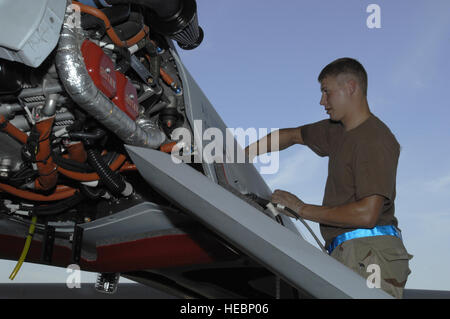 Senior Airman Howard Schmitz öffnet die Oberseite auf eine neue MQ-1 Predator Unmanned Aerial Vehicle Motoröl in die 115 Pferd Vierzylinder-Motor Okt. 13 Gießen wird vorbereitet. 407th Air Expeditionary Group übernimmt eine zusätzliche Mission Predator Luft Flugbetrieb vom längsten Flugplatz im Süden des Irak. Airman Schmitz wird bereitgestellt von der 432. Aircraft Maintenance Squadron Creech Air Force Base, Nevada Stockfoto