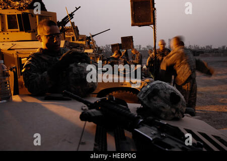 US-Soldaten stellen ihre Ausrüstung vor einer Mission aus Forward Operating Base Liberty, Irak am 31. August 2008. Die Soldaten sind Teil des Bravo Batterie, 1. Bataillon, 320th Field Artillery Regiment, 2nd Brigade Combat Team, 101. US-Luftlandedivision. (US Air Force Foto von Staff Sgt. Manuel J. Martinez/freigegeben) Stockfoto