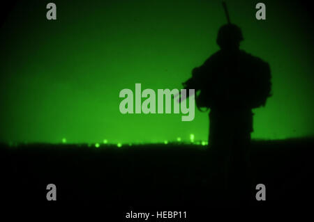 Ein US-Soldat von Alpha Company, 252. kombiniert Arme Bataillon 30. Heavy Brigade Combat Team, steht Wache während einer Patrouille in Al Muradiyah, in der Nähe von Bagdad, Irak, 11. November 2009. Stockfoto