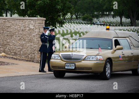 Capt Eli Dowell, 375-jährigen Air Mobility Wing Kaplan und ein Scott Air Force Base Ehre Gardist begrüßen den Leichenwagen 22. Mai 2015, techn. Sgt. Louis Clever auf Jefferson Barracks National Cemetery, St. Louis zu transportieren. Clever, verstorben im Jahre 1969, als sein Flugzeug ging; sein Sohn, Paul, reiste nach Laos, seine sterblichen Überreste zu entdecken. (US Air Force Foto von Personal-Sergeant Clayton Lenhardt/freigegeben) Stockfoto