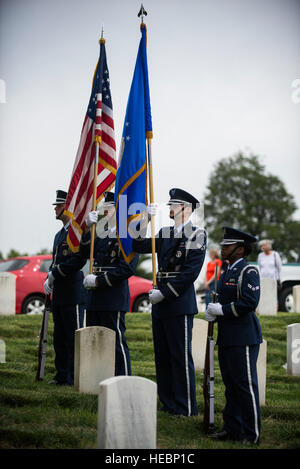 Mitglieder der Scott Air Force Base Ehrengarde tragen die Farben während techn. Sgt. Louis Clever Beerdigung 22. Mai 2015, auf Jefferson Barracks National Cemetery, St. Louis. Clever, verstorben im Jahre 1969, als sein Flugzeug ging; sein Sohn Paul reiste nach Laos, seine sterblichen Überreste zu entdecken. (US Air Force Foto von Personal-Sergeant Clayton Lenhardt/freigegeben) Stockfoto