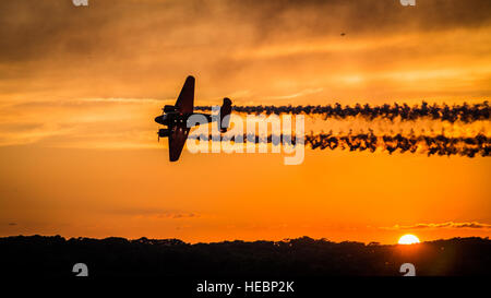 Ein zweimotoriges Flugzeug Beechcraft führt eine Routine bei Sonnenuntergang, während der Klang der Speed Air Show über die Rosecrans Memorial Airport in St. Joseph, Missouri, 26. August 2016. Moderiert wurde die Airshow von der Missouri Air National Guard 139. Airlift Wing die umgebende Gemeinschaft für seine Unterstützung danken. (U.S. Air Force Photo/Senior Airman Patrick p. angeschlossenen) Stockfoto