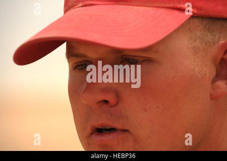 Captain Nick Anderson, Leiter der 1. Expeditionary RED HORSE Group, spricht über die neue Air Force RED HORSE zusammengesetzte sie, 19. April, Camp Leatherneck, Afghanistan bauen. "Es ist toll, dass Air Force RED HORSE und Prime BEEF-Ingenieure die Möglichkeit haben, am Camp Leatherneck, Verbünde dich", sagte Kapitän Anderson, gebürtig aus Charlotte, N.C. "die hervorragende Infrastruktur und Auftragsmanagement bieten sie für die Führung der Marine hat aktiviert das camp Wachstum reibungslos passieren." Stockfoto