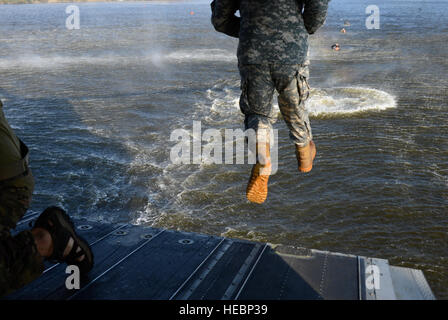 Mitglieder des 2. Bataillons, 20. Special Forces Group, Sitz in Jackson, Mississippi, führen ein Helocast aus einer US Armee CH-47 Chinook, betrieben von Flugpersonal zugewiesen der Bravo Company, 1/111st allgemeine Support Aviation Battalion, während des Trainings Southern Strike 15 (SS15) in Gulfport Combat Readiness Training Center, Frl., 27. Oktober 2014. SS15 ist eine Gesamtkraft, multiservice Trainingsübung, veranstaltet von der Mississippi Air National Guard CRTC aus 27 Okt. bis 7. November 2014. Die SS15 Übung betont Luft/Luft-, Boden-Luft- und special Operations Forces Ausbildungsmöglichkeiten. Stockfoto