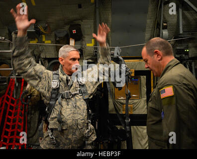 New York Air National Guard Master Sergeant Jerry Kurz, Recht, 102. Rescue Squadron Loadmaster, am F.S Gabreski Airport in Westhampton Beach, N.Y., Major General William Hill, links, Mississippi Air National Guard Chef des Stabes, mit anziehen einen Sicherheitsgurt an Bord eine HC - 130 P-König während des Trainings Southern Strike 15 (SS15) in der Nähe von der Bekämpfung Readiness Training Center (CRTC) in Gulfport unterstützt , Frl., 30. Oktober 2014. SS15 ist eine Gesamtkraft, multiservice Trainingsübung, veranstaltet von der Mississippi National Guard CRTC 27 Okt. bis 7. November 2014. Die SS15 Übung betont Luft/Luft-, Luft-zu-g Stockfoto