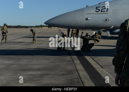 US Navy air Wing Flugzeug Kapitäne aus VAQ-135'schwarzen Raben,"Naval Air Station Whidbey Island, Washington, Monitor die Motoren eine EA - 18G Growler während andere Wartung und Boden-Crew Mitglieder Pre-Launch-Verfahren für einen Einsatz bei der Bekämpfung der Readiness Training Center (CRTC) Flightline in Gulfport, Mississippi, während Übung Southern Strike 15 (SS15) 30. Oktober 2014 erreichen. SS15 ist eine Gesamtkraft, multiservice Trainingsübung, veranstaltet von der Mississippi National Guard CRTC, 27 Okt. bis 7. November 2014. Die SS15 Übung betont Luft/Luft-, Boden-Luft- und spezielle Operationen erzwingt traini Stockfoto