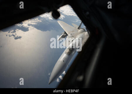 Eine F-15E Strike Eagle aus der 122. Jagdstaffel Naval Air Station gemeinsame Reserve Base New Orleans, Louisiana, vorbei an einer KC-135 Stratotanker aus Pennsylvania Air National Guard, 171. Air Refueling Wing nach einer Luft tanken während der Teilnahme an der Übung Southern Strike 15 (SS15), 4. November 2014 beschleunigt. SS15 ist eine Gesamtkraft, multiservice Trainingsübung, veranstaltet von der Mississippi National Guard Combat Readiness Training Center in Gulfport, Miss, aus 27 Okt. bis 7. November 2014.  Die SS15 Übung betont Luft/Luft-, Boden-Luft- und special Operations Forces Ausbildung Chancen Stockfoto