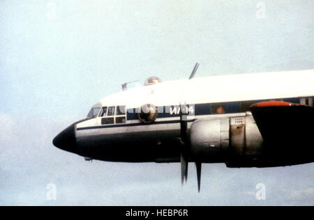 Eine Luft/Luft-links-Nahaufnahme Anzeigen eines sowjetischen I1-14-Kiste-Flugzeugs, wie er fängt eine HC-130 Hercules-Flugzeuge beteiligt die Such- und Rettungsmaßnahmen für die abgestürzten Korean Airlines 747 (KAL-007).  KAL 007 wurde von einem sowjetischen Flugzeuge abgeschossen, wenn es verdächtigt wurde, eine Überwachung Mission über Sachalin. Stockfoto