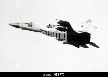Eine Luft/Luft-linke Seitenansicht eines sowjetischen MiG-25 Foxbat-E-Flugzeugs mit einem beißenden AA-6 Luft-Luft-Raketen an den Flügel Pylonen befestigt.  (Von sowjetischen Militärmacht 1985) Stockfoto