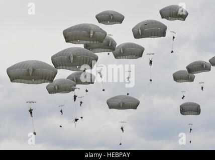 US Army Fallschirmjäger zugewiesen, das 1. Bataillon, 501st Fallschirm-Infanterie-Regiment, 4th Infantry Brigade Combat Team (Airborne), 25. Infanterie-Division, steigen über Malemute Drop-Zone bei Joint in der Luft und Luft Transportfähigkeit Training (JAATT) auf gemeinsamer Basis Elmendorf-Richardson, Alaska, 19. Mai 2016. JAATT vertraut Einheiten bei der Einrichtung von Drop-Zones und Flugplätze sowie die richtige Kommunikation mit Flugzeugen Nachschub Missionen zu unterstützen. Die Soldaten des 4/25 IBCT gehören zu der einzige amerikanische airborne Brigade im Pazifik und sind geschult, um in extremen airborne Manöver ausführen Stockfoto