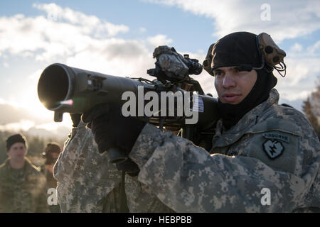 SPC. Dino Torres, gebürtig aus Los Angeles, Kalifornien, zugewiesene Baker Company, 3. Bataillon, 509. Fallschirm-Infanterie-Regiment, 4th Infantry Brigade Combat Team (Airborne) 25. Infanterie-Division, U.S. Army Alaska, veranschaulicht, wie Carl Gustaf rückstoßfreie Waffe in scharfer Munition Ausbildung bei Joint Base Elmendorf-Richardson, Alaska, 1. November 2016 eingewiesen.  Carl Gustaf ist eine tragbare, Bruch-Loading, 84mm rückstoßfreie Waffe zerstören gepanzerte Ziele von bis zu 700 Meter entfernt. (U.S. Air Force Photo/Alejandro Pena) Stockfoto