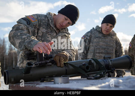 Sergeant 1. Klasse Robert Barrett, links, ein Eingeborener von Kalispell, Mont., Baker Company, 3. Bataillon, 509. Fallschirm-Infanterie-Regiment, 4th Infantry Brigade Combat Team (Airborne) zugewiesen 25. Infanterie-Division, U.S. Army Alaska, passt einen Carl Gustaf rückstoßfreie Waffe System Anblick während der Vorbereitung für live Heißausbildung bei Joint Base Elmendorf-Richardson, Alaska, 1. November 2016.  Carl Gustaf ist eine tragbare, Bruch-Loading, 84mm rückstoßfreie Waffe zerstören gepanzerte Ziele von bis zu 700 Meter entfernt. Der Fallschirmjäger führte die scharfer Munition Ausbildung, ihre Sprachkenntnisse zu verbessern. Stockfoto