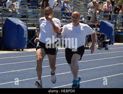 US Special Operations Teammitglieder US Army Captain Ivan Castro und 1st Lt. Phillip Spaugh Rennen auf die Ziellinie, während die Männer-200 Meter-Lauf bei den Spielen 2012 Krieger in Colorado Springs, Colorado Capt Castro nahmen an der Veranstaltung die Silbermedaille. Stockfoto