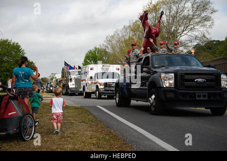 Flieger mit der 823. RED HORSE-Geschwader feiern das Geschwader 50-jähriges Bestehen mit einer Parade und Tag der offenen Tür am Hurlburt Field, Florida, 6. April 2016. Das rote Pferd-Geschwader statt ein offenes Haus an ihre Verbindung zu ihrer Mission, um Familie, Freunde und ehemalige Mitglieder der RED HORSE zu präsentieren. (Foto: U.S. Air Force Airman 1st Class Kai White) Stockfoto