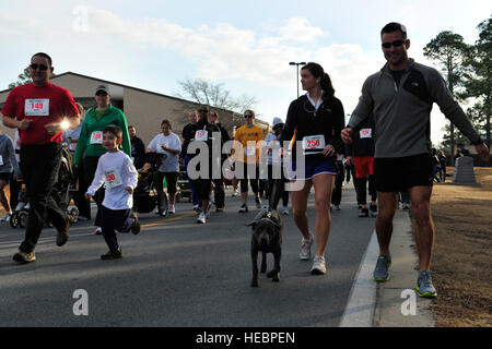 U.S. Air Force-Mitglieder und ihre Familien führen ein 5K oder 14K zu Ehren des Geistes 03, Hurlburt Field, Florida, 30. Januar 2011. Der Lauf war die erste einer Reihe von Veranstaltungen zu Ehren der gefallenen Besatzung der Geist 03 geplant, eine AC - 130H Spectre Gunship verloren während Desert Storm. (US Air Force Foto von Staff Sgt. Stephanie Jacobs/freigegeben) Stockfoto