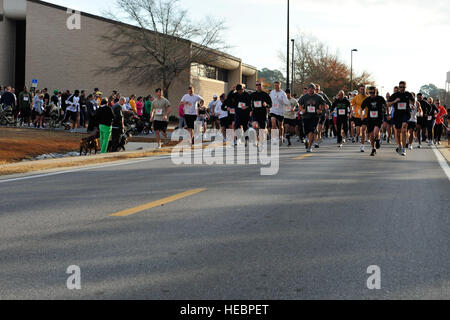 Mehr als 200 US-Air Force-Mitglieder und ihre Familien kam heraus, um den Geist 03 laufen 14K und 5K, Hurlburt Field, Florida, 30. Januar 2011. Der Lauf war die erste einer Reihe von Veranstaltungen zu Ehren der gefallenen Besatzung der Geist 03 geplant, eine AC - 130H Spectre Gunship verloren während Desert Storm. (US Air Force Foto von Staff Sgt. Stephanie Jacobs/freigegeben) Stockfoto