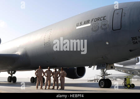 (Von links nach rechts) 1. Lt. Jason Brown, Tech Sgt. Elton Phew, Kapitän Jon Cato und Staff Sgt Michael Smith. 908th Expeditionary Air Refueling Squadron, KC-10 Extender Crew, bereiten Sie für einen historischen Flug, Februar 29. Alle schwarzen Crew fliegt zusammen zur Feier des African-American History Month Hommage an der Tuskegee Airmen, die den Weg geebnet. Smith wird bereitgestellt von McGuire AFB, New Jersey, und stammt aus Baltimore. Cato wird bereitgestellt von Travis AFB, Kalifornien, und Hagel aus Raleigh, NC Brown ist von McGuire AFB, N.J., bereitgestellt und hagelt von Arvada, Colorado uff von McGuire AFB bereitgestellt wird, Stockfoto