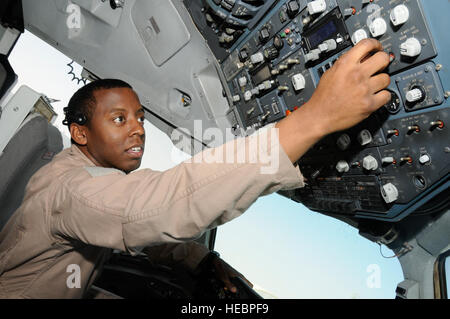 Capt Jon Cato, 908th Expeditionary Air Refueling Squadron, Pilot, führt Vorflugkontrollen an Bord einer KC-10 Extender, Februar 29. Cato war Teil einer alle schwarzen Crew fliegen gemeinsam zum Gedenken an African-American History Month, als Hommage an die Tuskegee Airmen, die den Weg geebnet. Cato wird bereitgestellt von Travis AFB, Kalifornien, und stammt aus Raleigh, NC Stockfoto