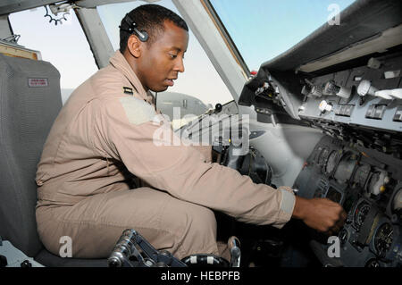 Capt Jon Cato, 908th Expeditionary Air Refueling Squadron, Pilot, führt Vorflugkontrollen an Bord einer KC-10 Extender, Februar 29. Cato war Teil einer alle schwarzen Crew fliegen gemeinsam zum Gedenken an African-American History Month, als Hommage an die Tuskegee Airmen, die den Weg geebnet. Cato wird bereitgestellt von Travis AFB, Kalifornien, und stammt aus Raleigh, NC Stockfoto