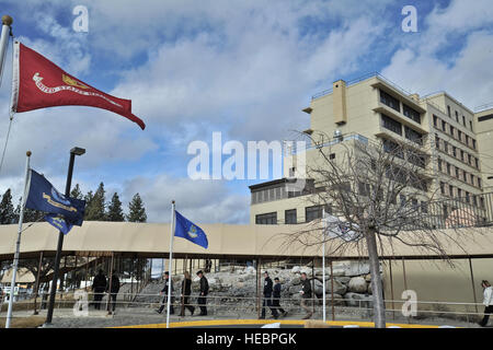 Aktiven Dienst und Air National Guard Führung von Fairchild Air force Base, Washington, Spokane Veterans Affairs Medical Center um Veteranen und des medizinischen Personals in Spokane Washington, 14. Februar 2014 treffen zu besuchen. Die Spokane VAMC widmet sich Veteranen Qualität medizinischer Versorgung bereitzustellen. Bei der Durchführung dieser Mission, konzentriert sich die VAMC auf die primäre und sekundäre Versorgung, mit Schwerpunkt auf Prävention und Management chronischer Erkrankungen. Gemeinsame Vereinbarungen bestehen mit der 92. Medical Group in Fairchild AFB, Indian Health Services für Native Americans, Idaho und Washington State Dep Stockfoto