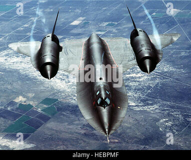 Die SR-71, bekannt als Blackbird, ist ein strategisches Langstreckenflugzeug, das aus der Lockheed A-12 und der YF-12A entwickelt wurde Der erste Flug erfolgte am 22. Dezember 1964 und wurde im Januar 1966 mit dem 4200. (Später 9.) Strategic Reconnaissance Wing auf der Beale Air Force Base in Kalifornien in Dienst gestellt. Die U.S. Air Force zog die Flotte im Januar 1990 aus und stellte sie 1995 wieder in den aktiven Dienst zurück. Stockfoto