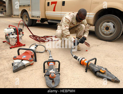 KIRKUK REGIONAL AIR BASE; Irak - Senior Airman Damean Moore, 506. Expeditionary Tiefbau Squadron Feuerwehrmann inspiziert Feuer Rettungsgeräte 11 April hier. (Foto: Senior Airman SerMae Lampkin US Air Force) Stockfoto