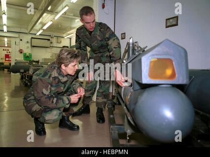 US Air Force Senior Airman Kristopher Goering, 48 Komponente Reparatur Squadron, Royal Air Force, Lakenheath, Vereinigtes Königreich, Lantirn-Shop, erklärt uns Air Force Brigadier General Terry Gabreski, Deputy Chief Of Staff für Installationen und Logistik, der Zweck der Druckhaltestation ein Radar. BGEN Gabreski ist Teamchef für die Daedalus Trophy-Team die erkennt die Wartungseinheit in der Air Force, die am besten zum Ziel sicher, gewartet und verfügbaren Ausrüstung für den nachhaltigen Einsatz in Friedenszeiten und während des Krieges getroffen hat. Stockfoto